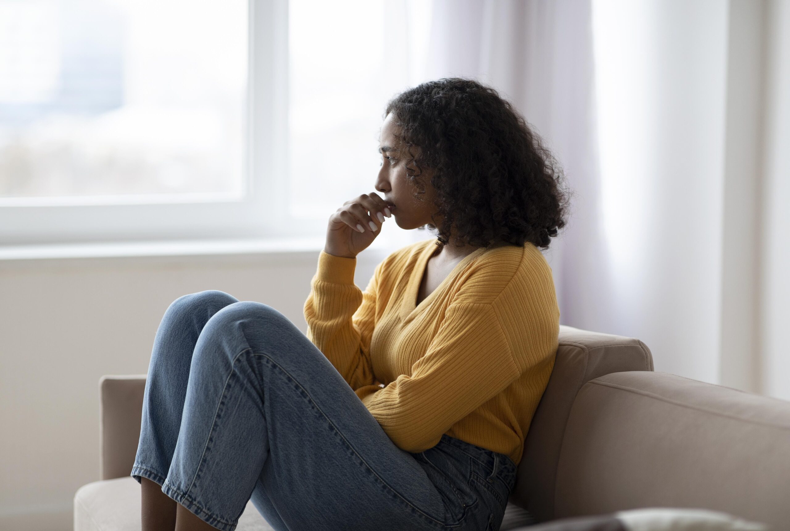 Mujer con síntomas de ansiedad y preocupación